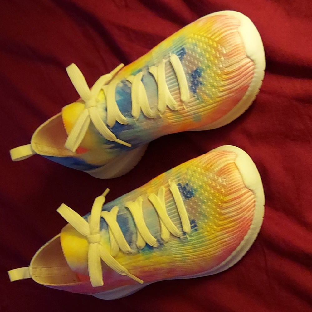 Skechers memory foam womans size 7 tie dye color